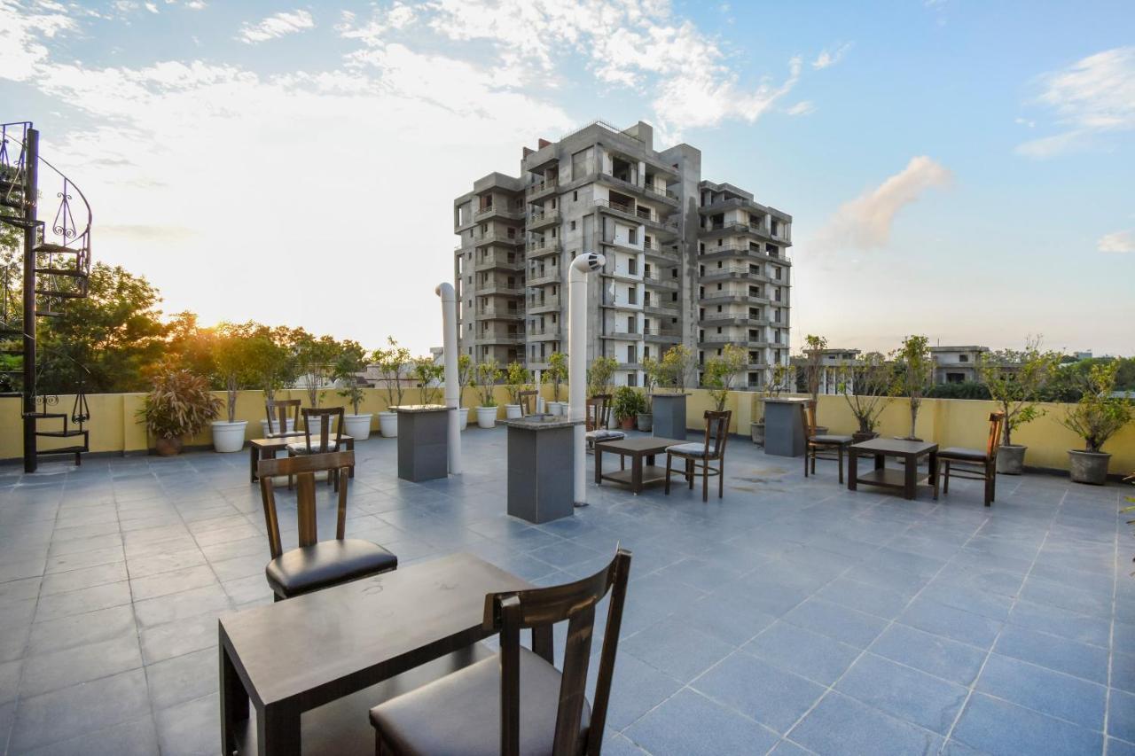 Oyo 75460 Sky High Residency Hotel Лудяна Екстериор снимка