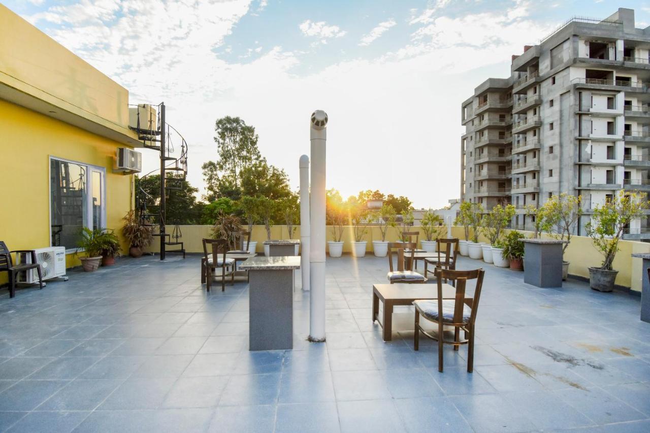 Oyo 75460 Sky High Residency Hotel Лудяна Екстериор снимка